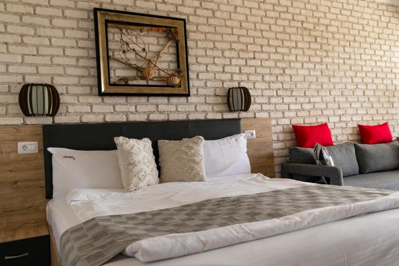 Boutique 23 Hotel Douăzeci şi Trei August Eksteriør billede