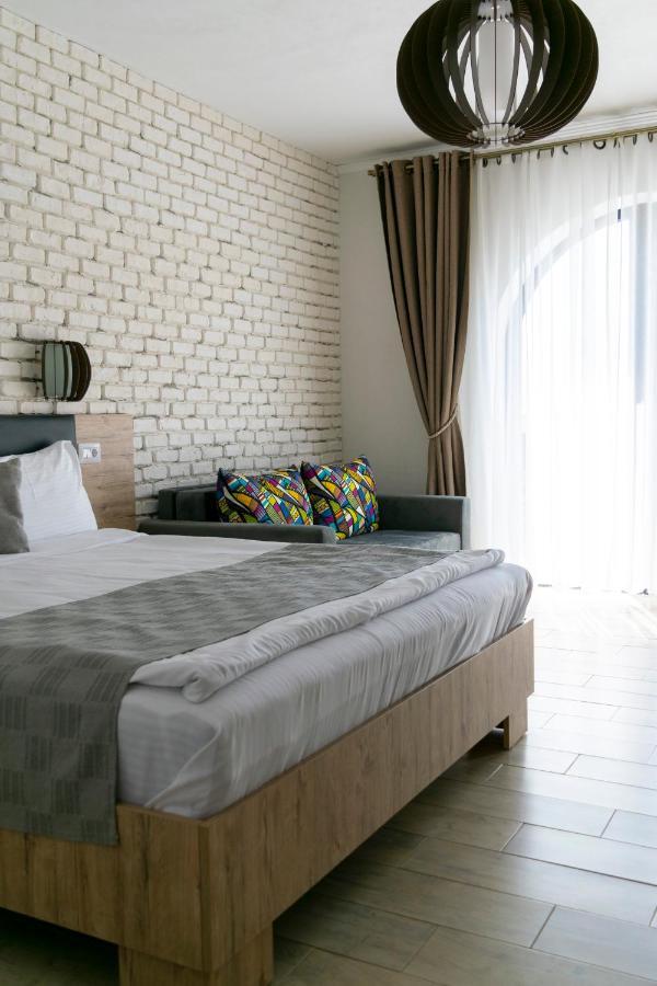 Boutique 23 Hotel Douăzeci şi Trei August Eksteriør billede